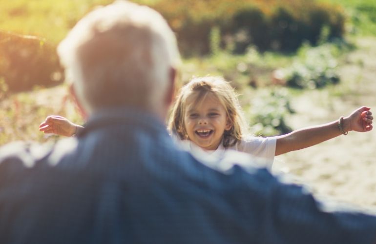 Imagen de abuelo con nieta